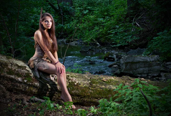 Giovane ragazza alla foresta — Foto Stock