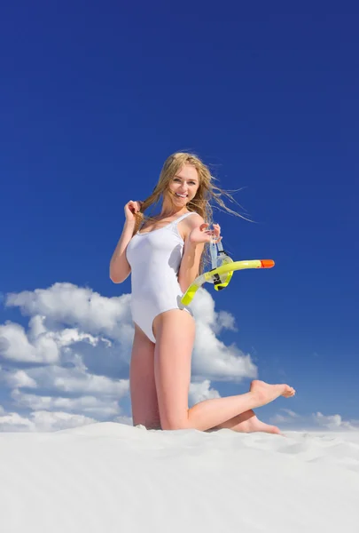 Chica con máscara de buceo en la playa — Foto de Stock