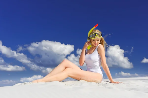 Κορίτσι με καταδύσεις μάσκα στην παραλία — Φωτογραφία Αρχείου