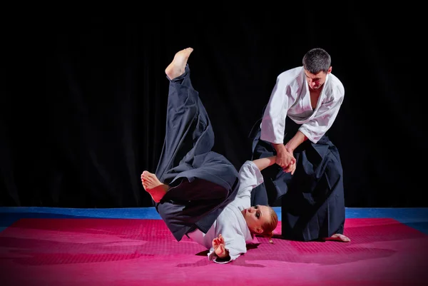 Lucha entre dos combatientes aikido — Foto de Stock