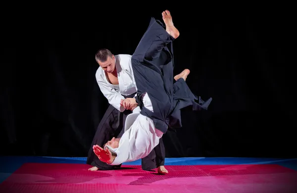 Luta entre dois lutadores de aikido — Fotografia de Stock