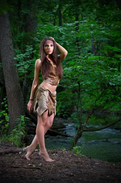 Босоногая девушка в лесу — стоковое фото