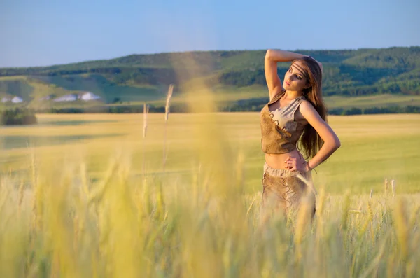 Buğday alanında genç kız — Stok fotoğraf