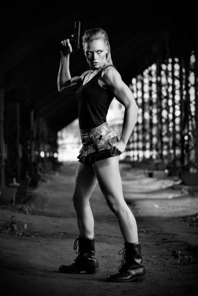 Женщина в форме с пистолетом (монохромная версия ) — стоковое фото