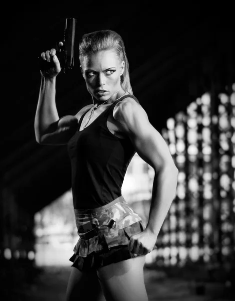 Mujer de uniforme con pistola (versión monocromática ) —  Fotos de Stock