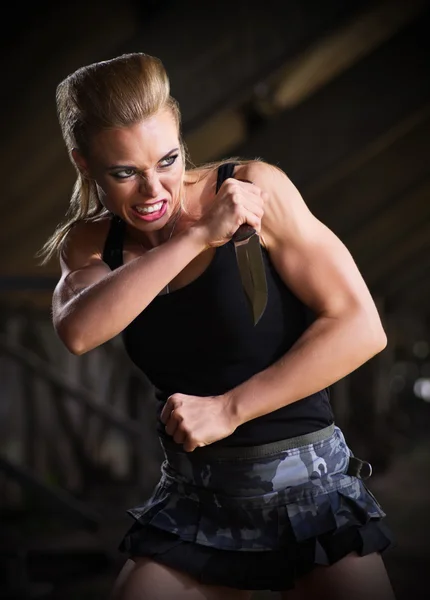 Mujer en uniforme con cuchillo (versión normal ) —  Fotos de Stock