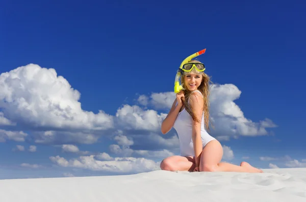 Menina com máscara de mergulho na praia — Fotografia de Stock