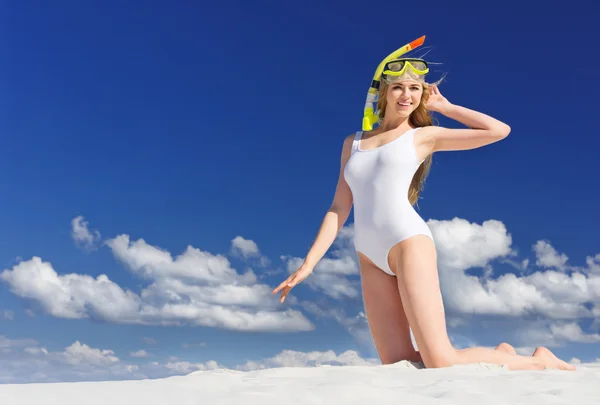 Chica con máscara de buceo en la playa —  Fotos de Stock