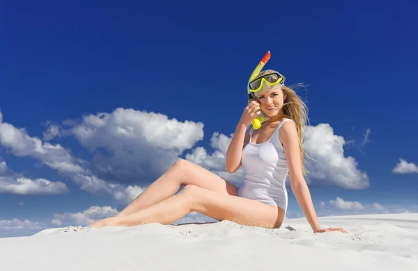 Menina com máscara de mergulho na praia — Fotografia de Stock