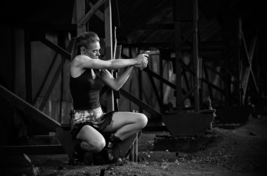 silah (tek renkli versiyonu ile üniformalı kadın)