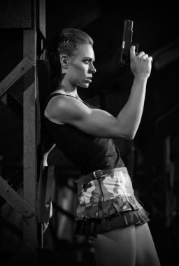 silah (tek renkli versiyonu ile üniformalı kadın)