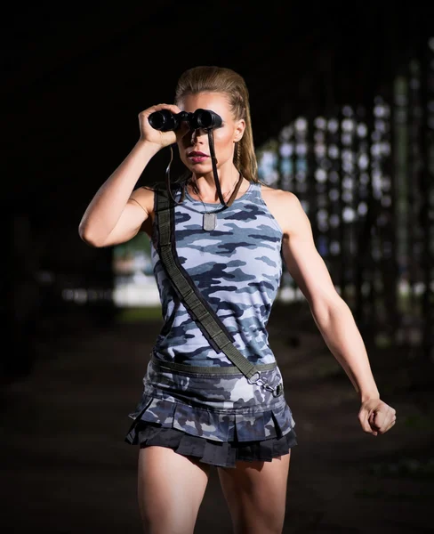 Mujer en uniforme con prismáticos (versión oscura ) —  Fotos de Stock