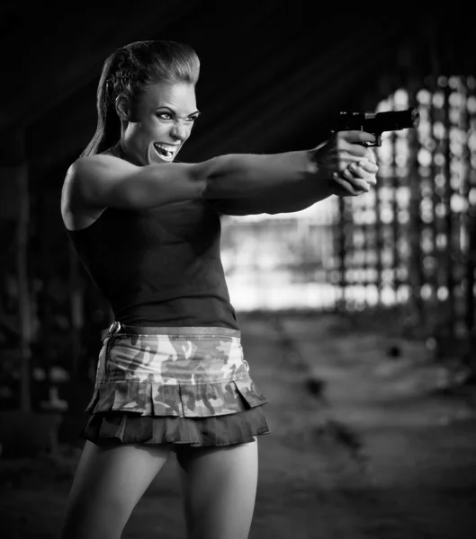 Mujer de uniforme con pistola (versión monocromática ) — Foto de Stock