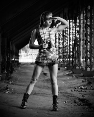 dürbün (tek renkli versiyonu ile üniformalı kadın)