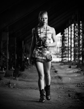 dürbün (tek renkli versiyonu ile üniformalı kadın)