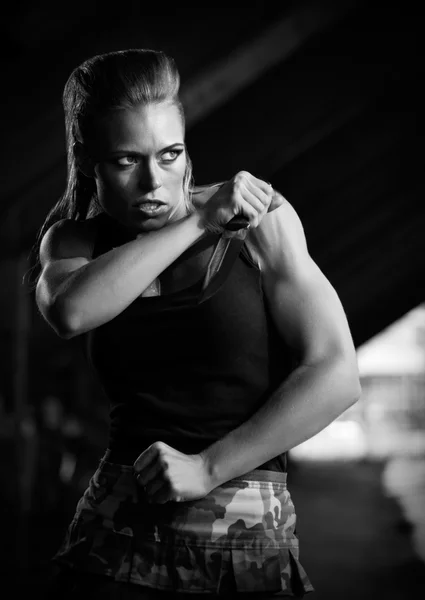 Mujer en uniforme con cuchillo (versión monocromática ) —  Fotos de Stock