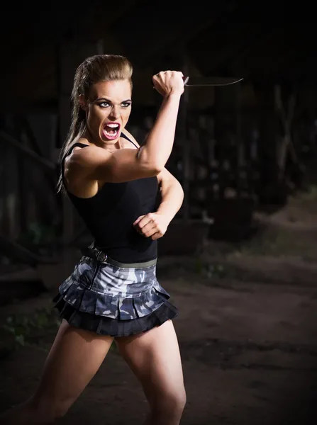 Mujer en uniforme con cuchillo (versión oscura ) —  Fotos de Stock