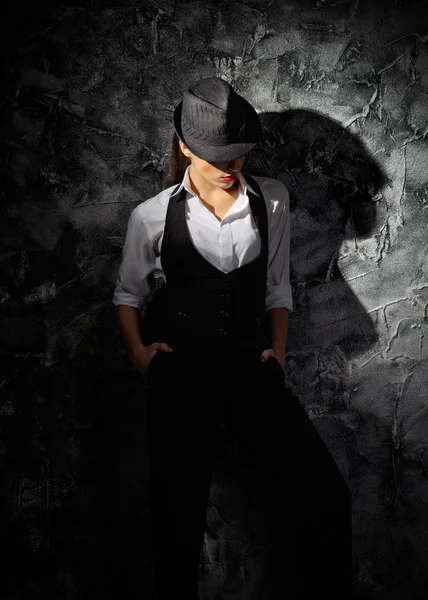 Mujer con sombrero en la pared gris —  Fotos de Stock