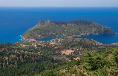 Kefalonia adasındaki Asos köyü