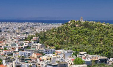 Akropolis tepesi manzarası yazın eski Atina 'ya