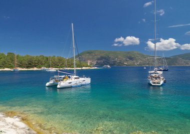 Kefalonia adasındaki Fiscardo 'da yatlar