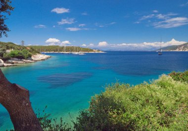 Kefalonia adasındaki Fiscardo 'da yatlar