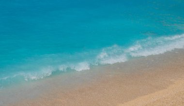 Kumlu deniz sahillerinde dalgalar