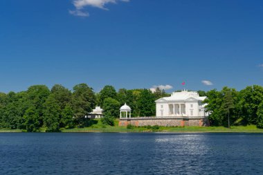 Göl kıyısındaki büyük beyaz saray