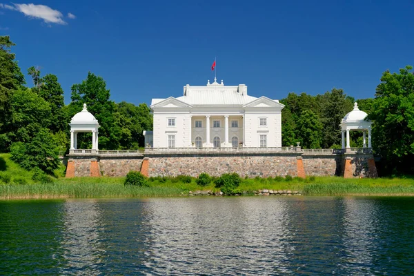 湖岸上的一座大白宫 — 图库照片