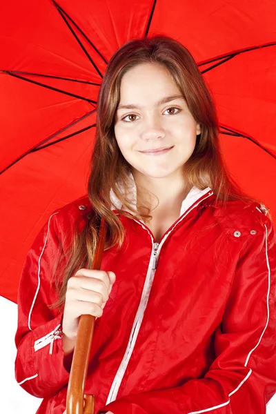 Ragazza sorridente vestita con l'impermeabile che tiene l'ombrello — Foto Stock