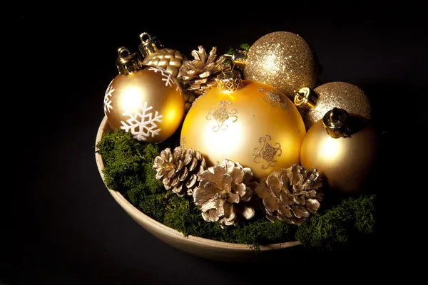 Gouden christms glas ballen met pinecones over donker — Stockfoto