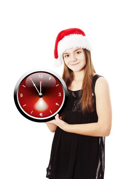 Улыбающаяся рождественская девушка, держащая часы над белым — стоковое фото