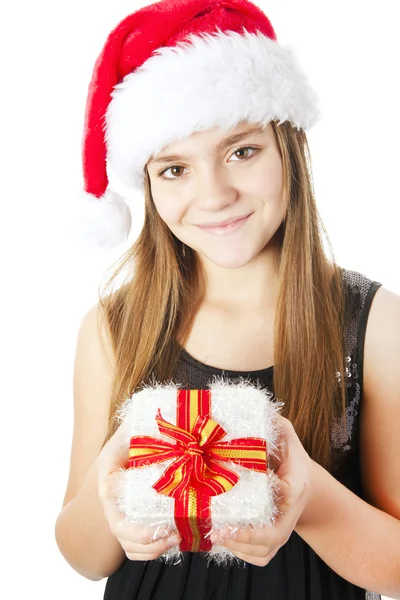 Weihnachtsmädchen hält Geschenk isoliert über Weiß — Stockfoto