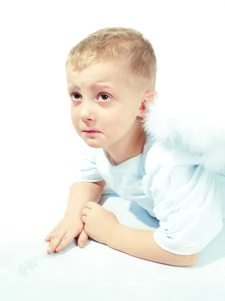 Triest engel jongen met witte vleugels — Stockfoto