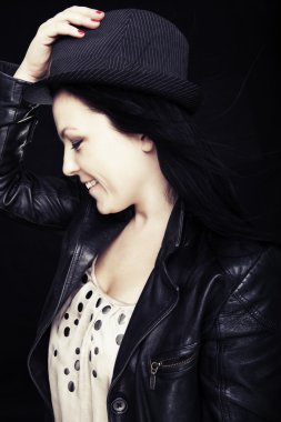 şapkalı karanlık içinde gülümseyen kadın