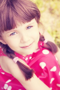 bahçede oturma portre küçük kız