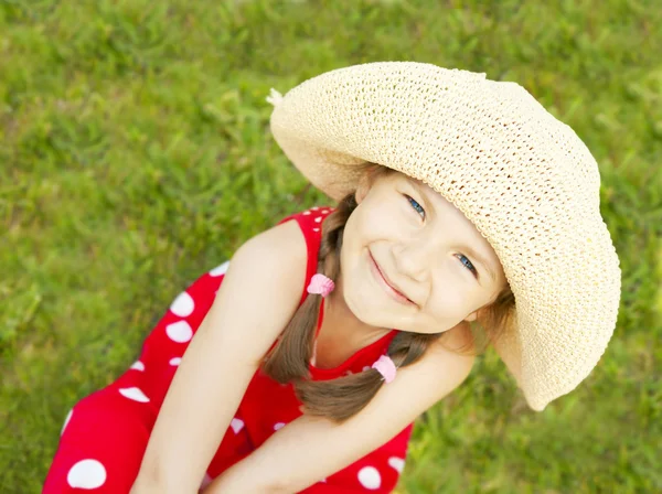 Usmívající se dívka sedící v zahradě — Stock fotografie