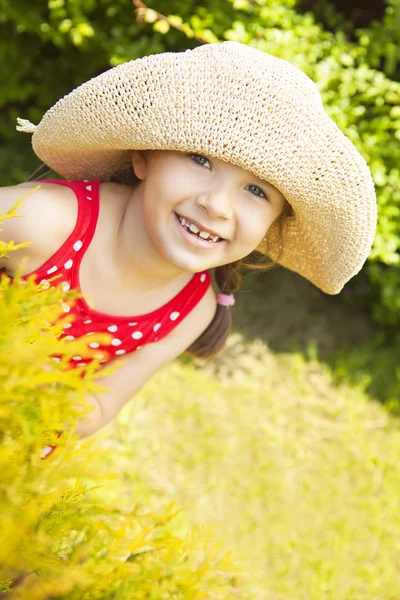 Lächelndes Mädchen im Garten — Stockfoto