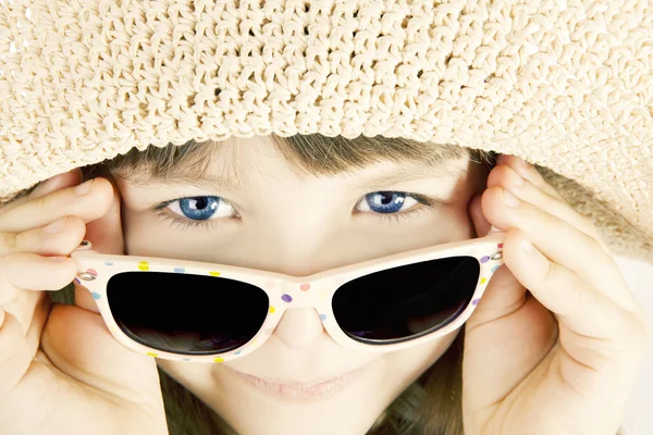 Улыбающаяся девушка в солнечных очках — стоковое фото