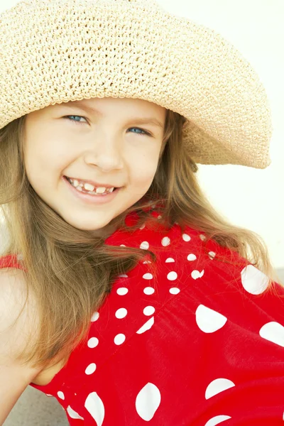 Chica sonriente en sombrero en la playa — Foto de Stock