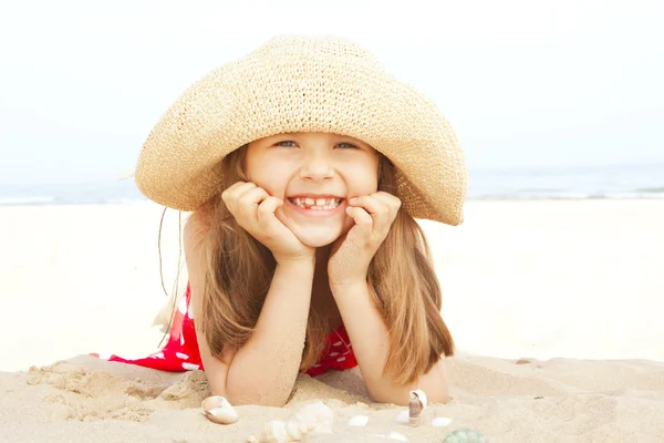 Χαμογελαστό κορίτσι στην παραλία κοχύλια κατέχουν — Φωτογραφία Αρχείου