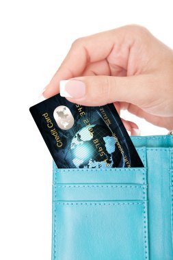kredi kartı cüzdan çıkartılır kadının elinde