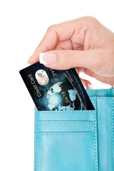 Tarjeta de crédito en la mano de la mujer sacada de la cartera —  Fotos de Stock