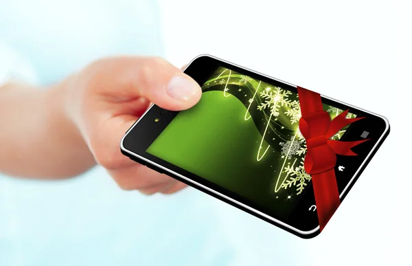 Mano celebración de teléfono móvil con pantalla de Navidad sobre respaldo blanco — Foto de Stock