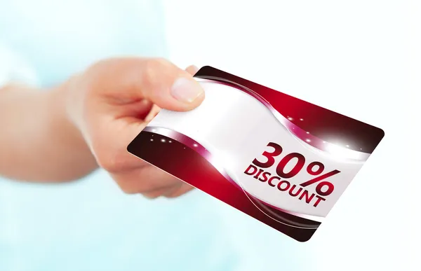Mão segurando cartão de desconto vermelho isolado sobre branco — Fotografia de Stock