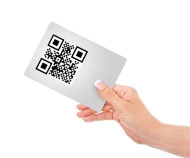 el ile qr kodu üzerinde beyaz izole kart tutarak