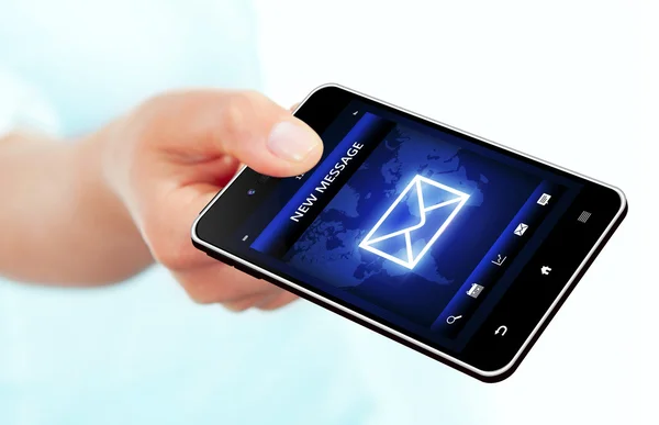 Ręki trzymającej telefon komórkowy z nową wiadomość ekran na biało — Zdjęcie stockowe