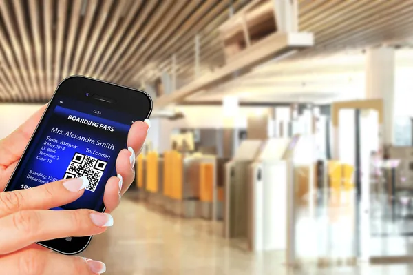 Téléphone portable portable avec carte d'embarquement mobile — Photo