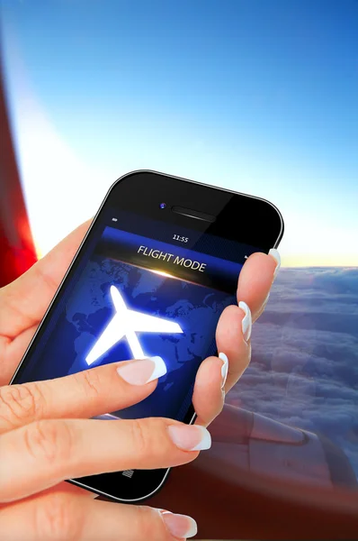 Téléphone portable à main avec mode de vol dans l'avion — Photo