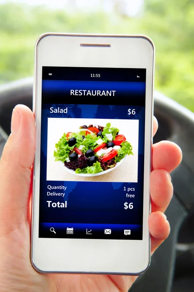 手拿着手机与餐厅订单屏幕 — 图库照片